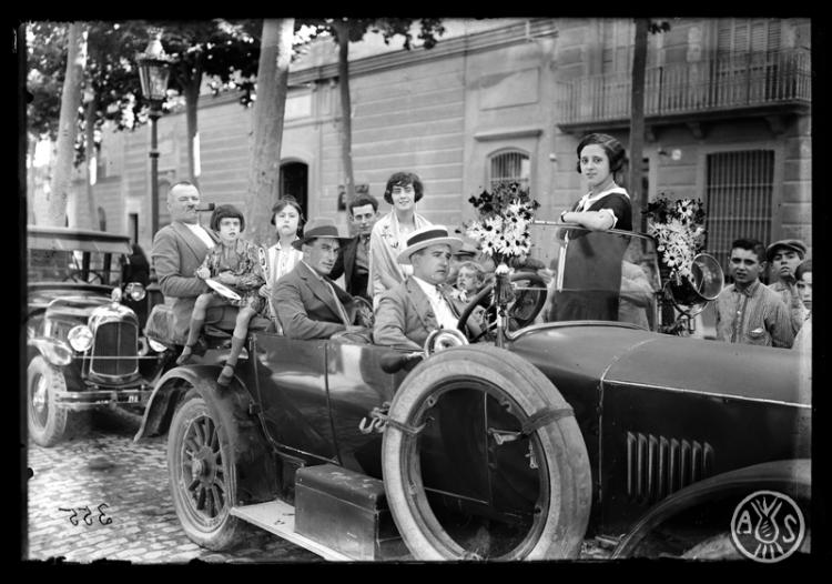 Caravana de cotxes dirigint-se a la benedicció de l'església de la Santíssima Trinitat el dia de Sant Cristòfol. Sabadell