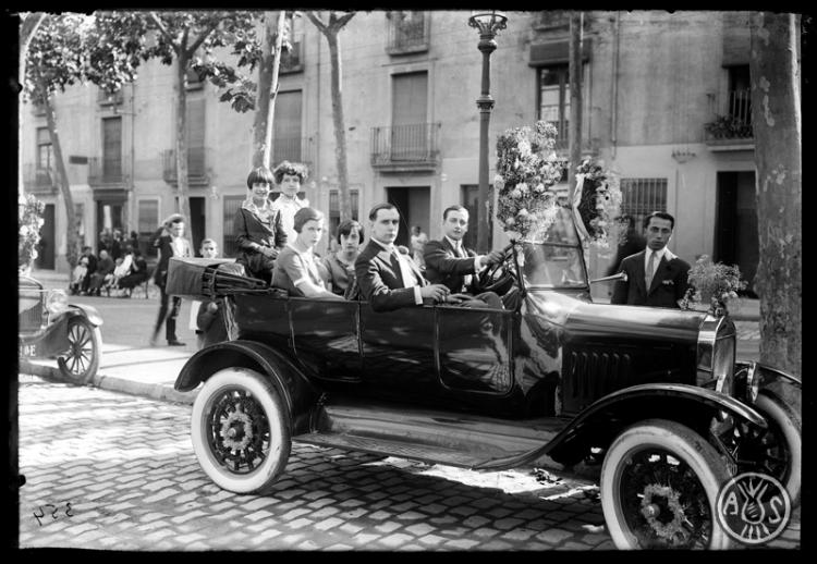 Cotxe al seu pas per la Rambla de Sabadell el dia de Sant Cristòfol. Sabadell