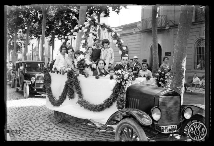 Cotxe guarnit al seu pas per la Rambla el dia de Sant Cristòfol. Sabadell