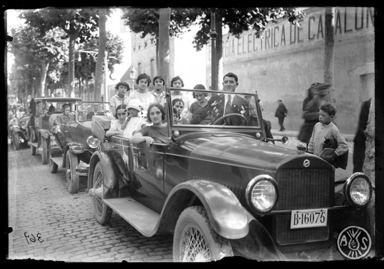 Caravana de cotxes anant a la benedicció de la festa de Sant Cristòfol. Sabadell