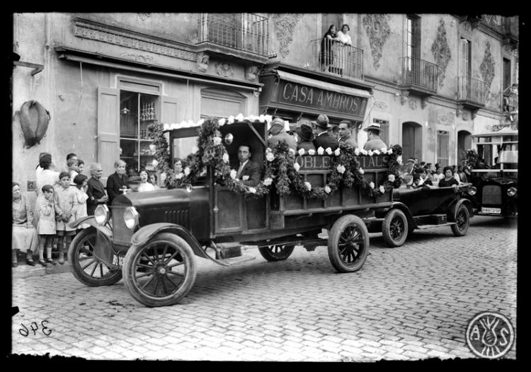 Cotxe a la Via Massagué davant de la casa Ambros i ca l'Escaiola el dia de Sant Cristòfol. Sabadell