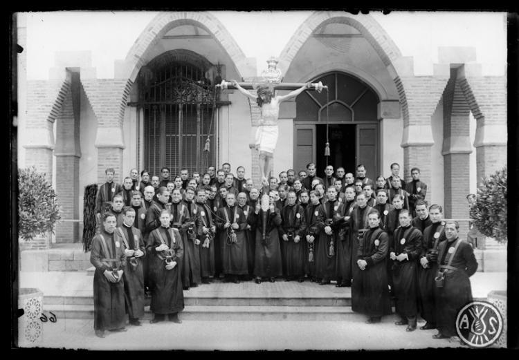 Secció de portants del Sant Crist de la parròquia de Sant Feliu al pati de la Caixa d'Estalvis de Sabadell