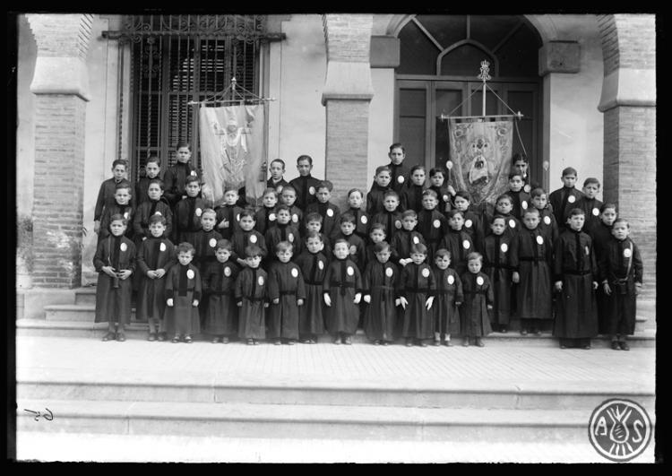 Grup d'aspirants de la Confraria de la Puríssima Sang reunits al pati de la Caixa d'Estalvis de Sabadell