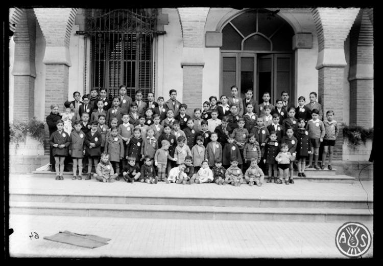 Grup d'aspirants de la Confraria de la Puríssima Sang reunits al pati de la Caixa d'Estalvis de Sabadell