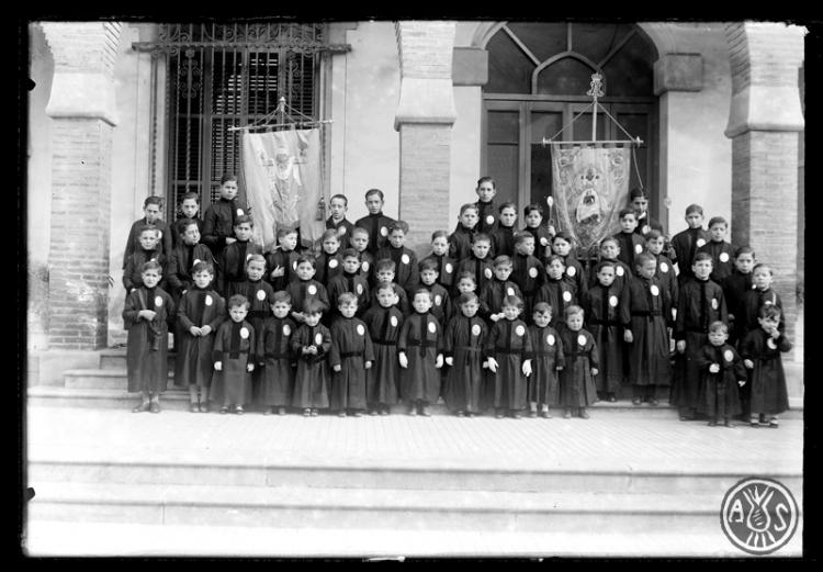 Grup d'aspirants de la Confraria de la Puríssima Sang reunits al pati de la Caixa d'Estalvis de Sabadell