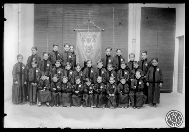 Secció infantil de portants del Sant Crist de la Confraria de la Puríssima Sang. Sabadell