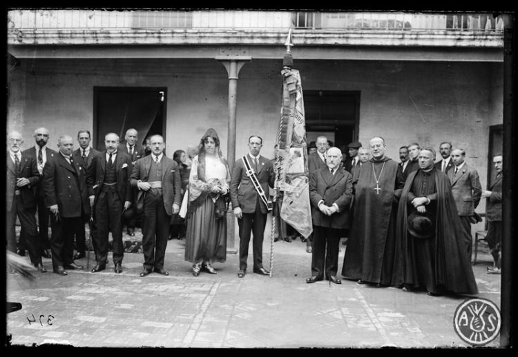 Retrat després de la benedicció de la bandera del Sometent de Sabadell