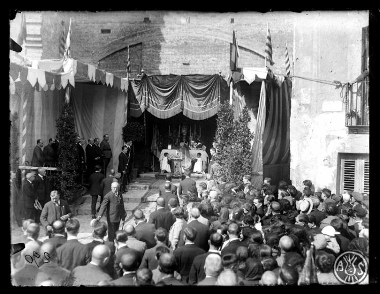 Missa celebrada a la porta de l'església de Sant Feliu abans de la benedicció de la bandera del Sometent. Sabadell