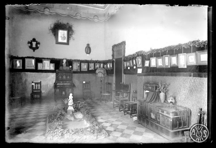 Exposició de mobiliari antic de l'ebanista Josep Centelles i pintura en un dels salons del Cercle Republicà Federal. Sabadell