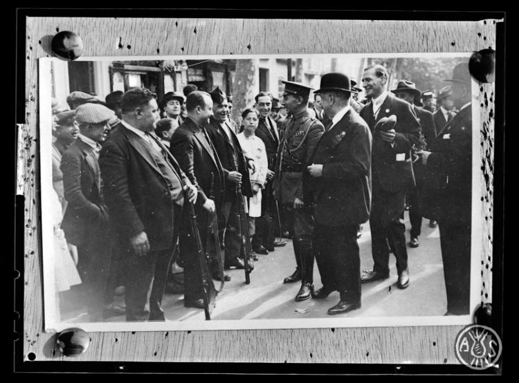 El capità general Emilio Barrera Luyando parlant amb un membre del Sometent durant la revista. Sabadell