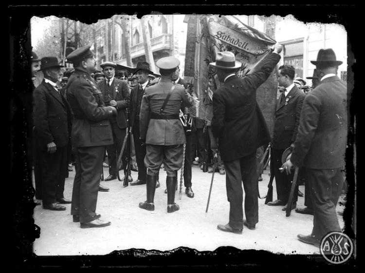 El general Emili Barrera Luyando passant revista al Sometent de Sabadell. Sabadell