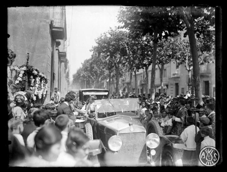 Benedicció de cotxes el dia de Sant Cristòfol per la comunitat de l'església de la Santíssima Trinitat. Sabadell
