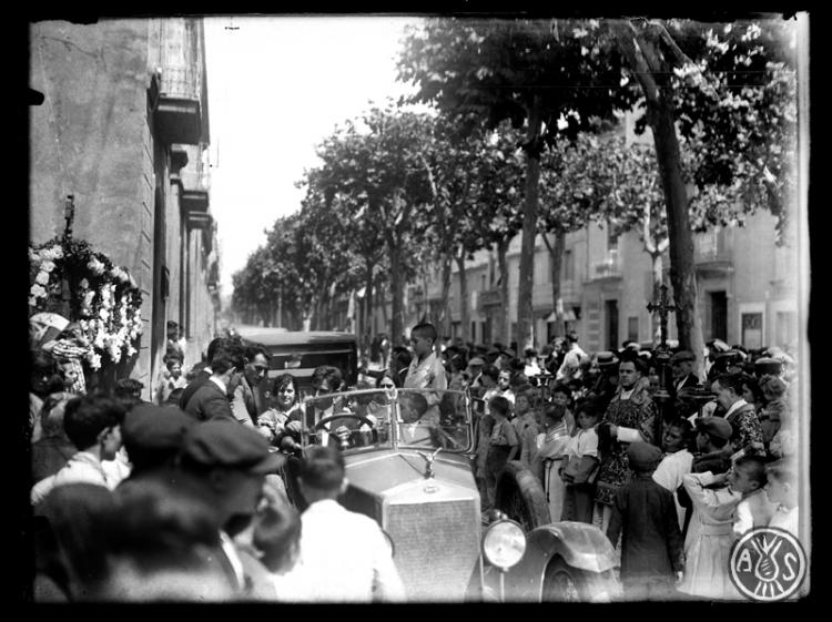 Benedicció de cotxes el dia de Sant Cristòfol per la comunitat de l'església de la Santíssima Trinitat. Sabadell