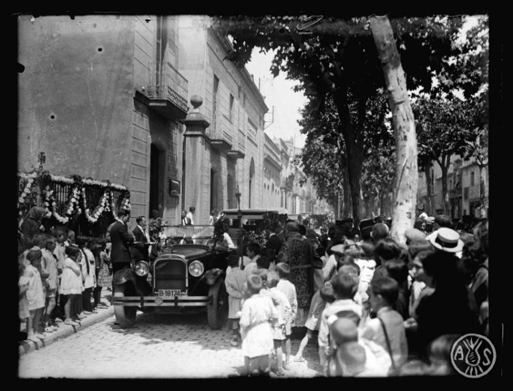 Benedicció de cotxes el dia de Sant Cristòfol per la comunitat de l'església de la Santíssima Trinitat. Sabadell