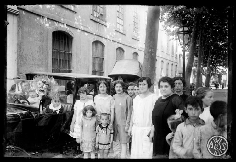 Grup de dones i nens davant de la fàbrica Morral de la Rambla de Sabadell el dia de Sant Cristòfol. Sabadell