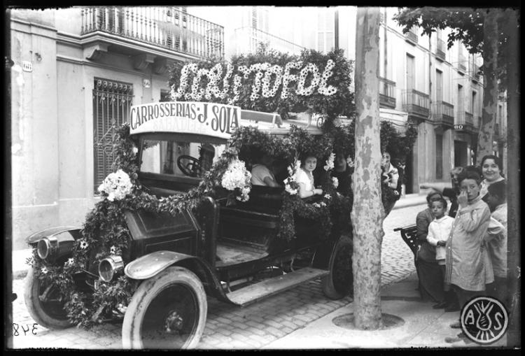 Cotxe de les carrosseries J. Solà guarnit amb flors per la festa de Sant Cristòfol. Sabadell