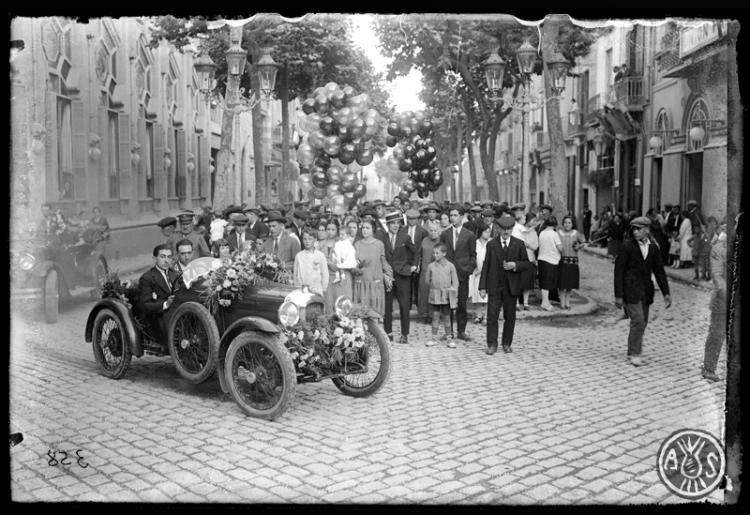 Festa de Sant Cristòfol. Pas del cotxes per l'entrada de la Rambla. A l'esquerra el cafè- teatre Euterpe. Sabadell