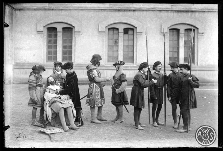 Alumnes de les Escoles Pies durant la representació d'un drama històric en un dels festivals de l'escola. Sabadell