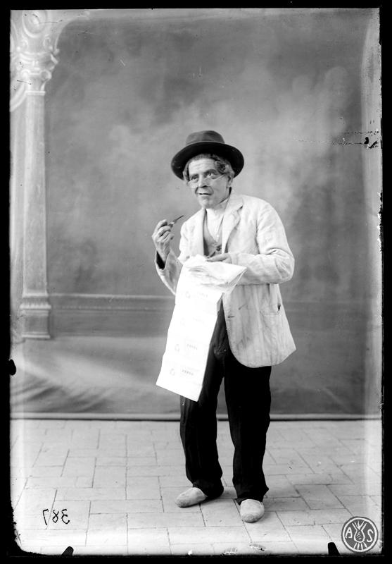 L'avi dels bitllets representat per l'actor Ernest Saló en l'obra de teatre L'encís de Can feu de J. Serracant Manau. Sabadell
