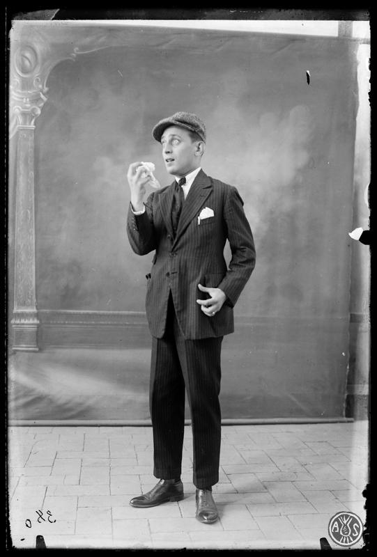L'Ernest representat per l'actor Joan Carbonell en l'obra de teatre L'encís de Can feu de J. Serracant Manau. Sabadell