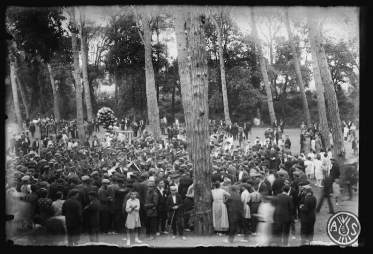 Ball de sardanes al bosc de Can Feu, música a càrrec de la Cobla Principal del Vallès. Festa Major de Sabadell