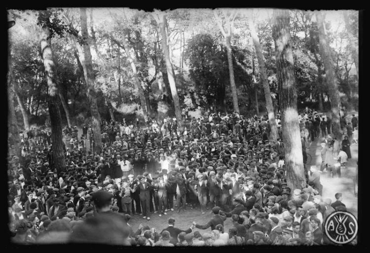 Ball de sardanes al bosc de Can Feu. Sabadell