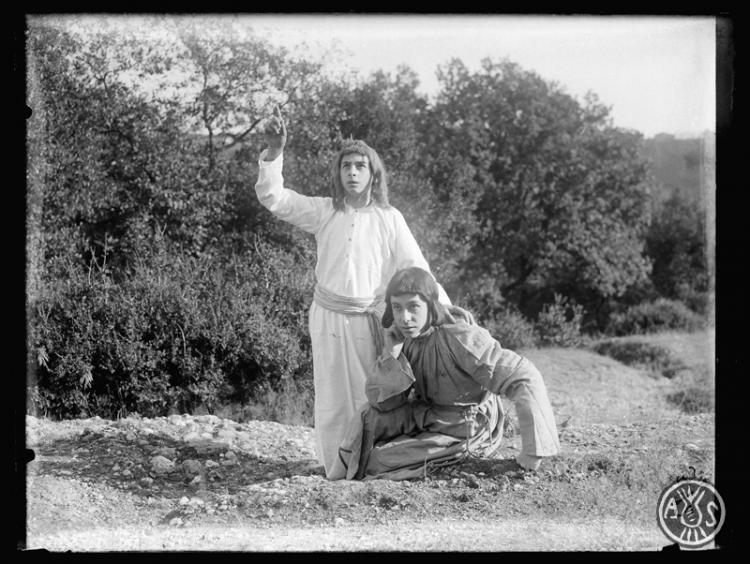 Representació d'Els Pastorets a la masia de Can Vilar. Escena dels pastors mirant al cel, representada per Eliseu Gil i Joan Suñer. Sabadell