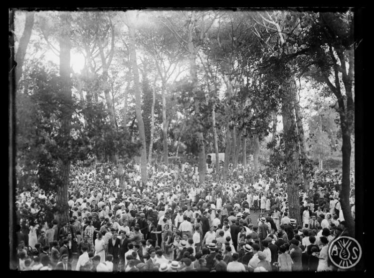 Ball de sardanes al bosc de Can Feu. Sabadell