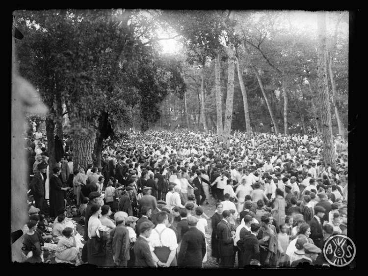 Ball de sardanes al bosc de Can Feu. Sabadell