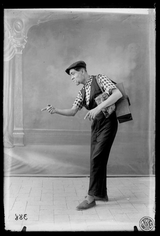 El llimpia botas representat per l'actor Josep Alsina en l'obra de teatre L'encís de Can feu de J. Serracant Manau. Sabadell
