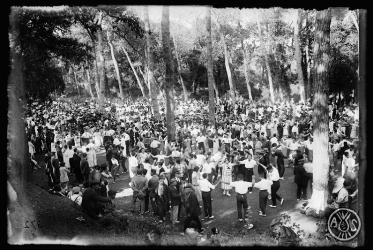 Ball de sardanes al bosc de Can Feu. Sabadell
