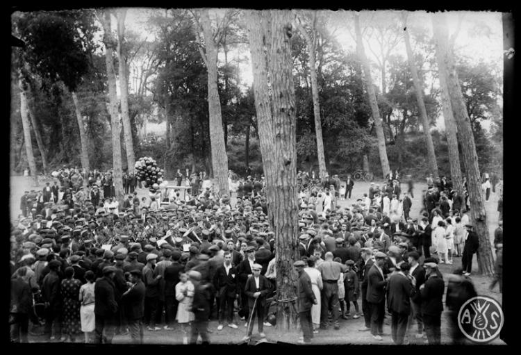 Ball de sardanes al bosc de Can Feu, música a càrrec de la Cobla Principal del Vallès. Festa Major de Sabadell