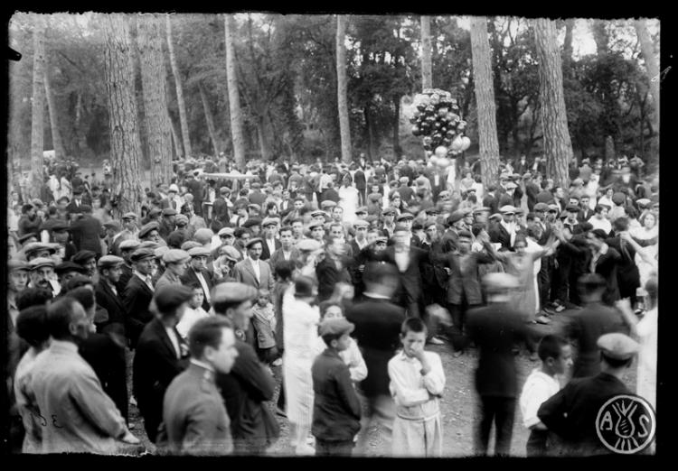Ball de sardanes al bosc de Can Feu, música a càrrec de la Cobla Principal del Vallès. Festa Major de Sabadell