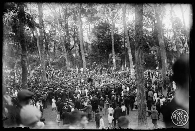 Ball de sardanes al bosc de Can Feu, música a càrrec de la Cobla Principal del Vallès. Festa Major de Sabadell