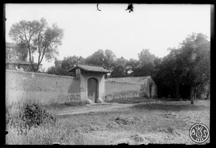 Porta d'entrada del sector nord del castell de Can Feu. Sabadell