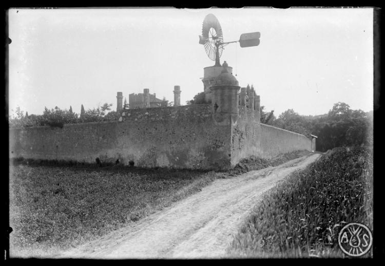 Molí de vent i  muralla nord-est del Castell de Can Feu. Sabadell