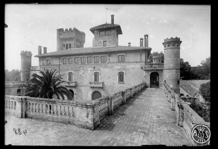 Façana de la casa senyorial de Can Feu vista des d'una terrassa del recinte. Sabadell
