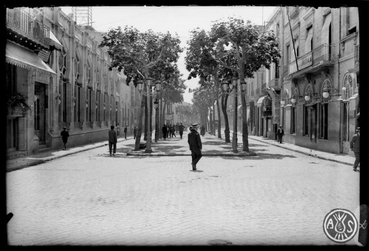 La Rambla de Sabadell amb el teatre Euterpe a l'esquerra i el local de la Unión Patriótica a la dreta. Sabadell