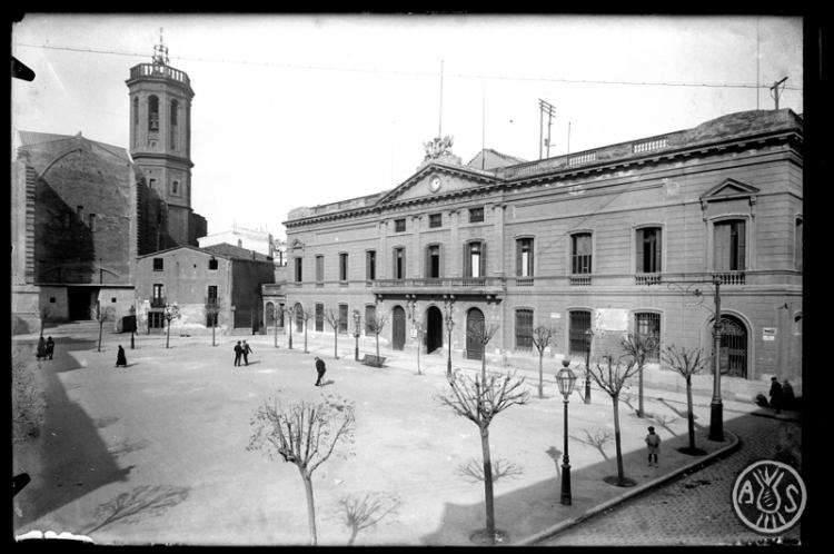 Plaça Pi i Margall, actual plaça Sant Roc, amb l'edifici de l'Ajuntament al fons on hi havia els jutjats. Sabadell