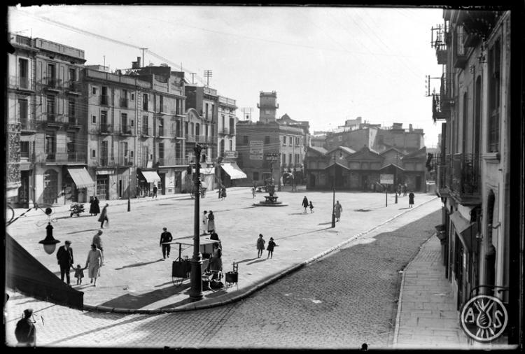 Plaça Major amb l'antic mercat al fons. Sabadell