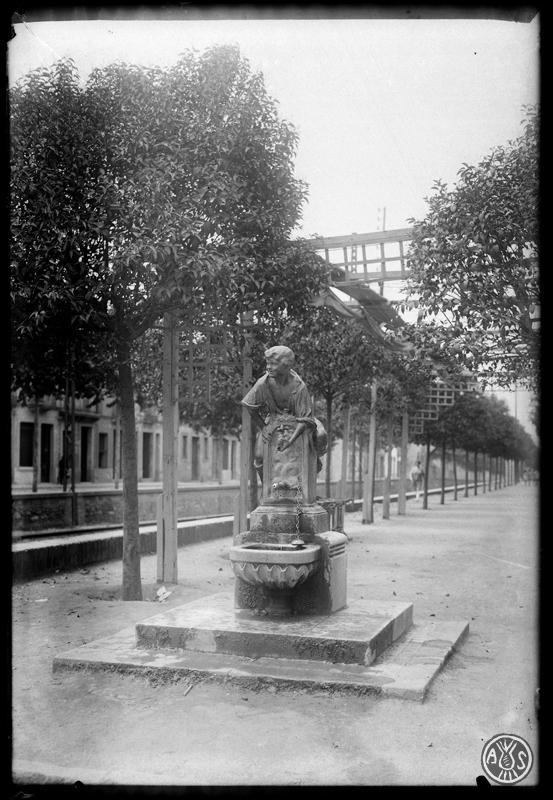 Font artística situada al carrer Latorre, popularment conegut com la Rambleta, al costat del ferrocarril. Sabadell