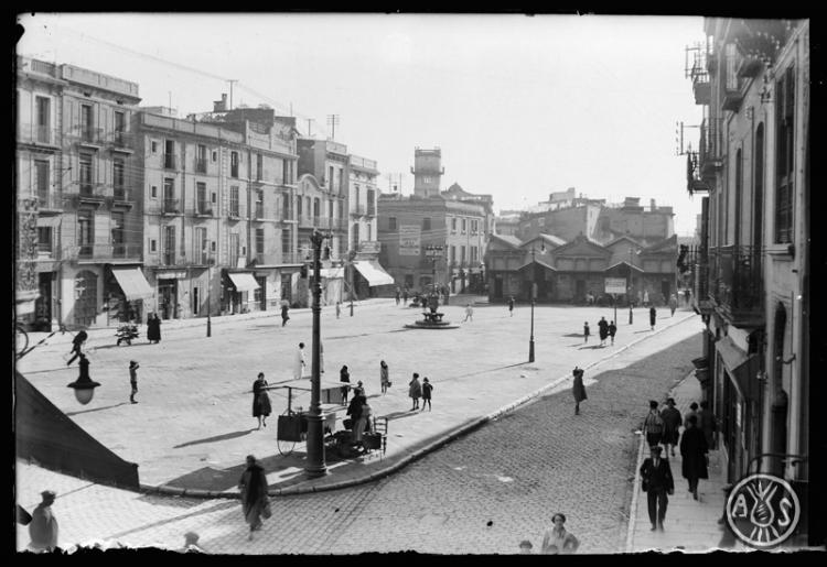 Plaça Major amb les peixateries al fons. Sabadell