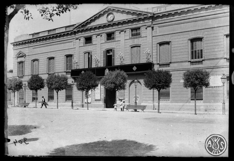 Façana de l'Ajuntament de Sabadell a la plaça Sant Roc. Festa Major de Sabadell
