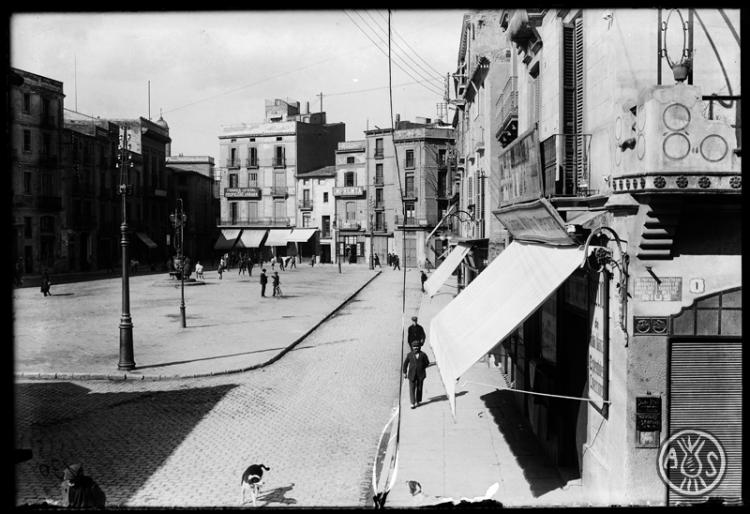 Plaza Major de Sabadell, en primer terme la botiga Casa Teresona. Sabadell