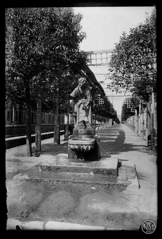 Font artística situada al carrer Latorre, popularment conegut com la Rambleta, al costat del ferrocarril. Sabadell
