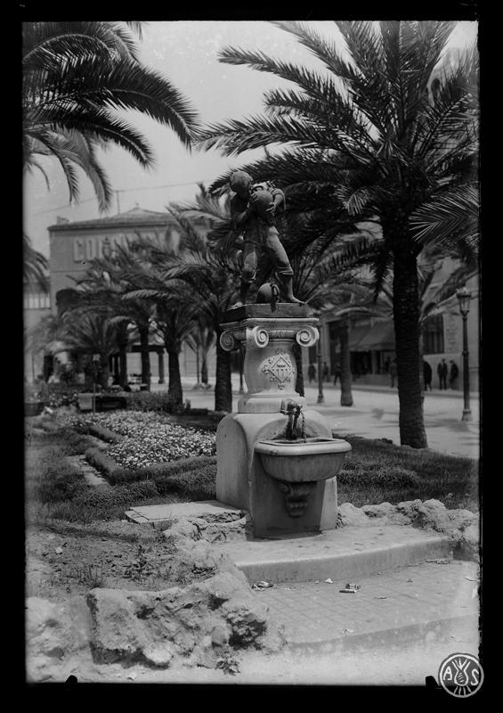 Font de la plaça del Doctor Robert. Sabadell
