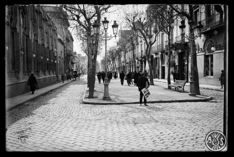 Manel Tronchoni Ginés amb un diari a la mà a l'inici de La Rambla de Sabadell. A l'esquerra la façana del cafè Euterpe