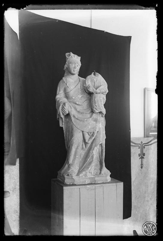 Mare de Déu amb nen en braços. Imatge gòtica de l'església de Sant Feliu. Sabadell