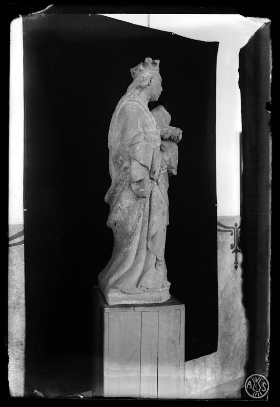 Mare de Déu amb nen en braços. Imatge gòtica de l'església de Sant Feliu. Sabadell
