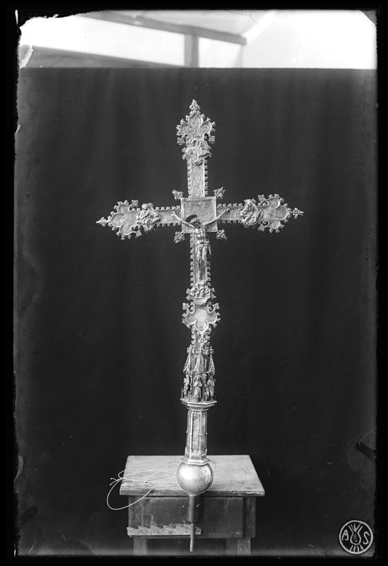 Anvers de creu processional amb Sant Crist. Església de Sant Feliu de Sabadell
